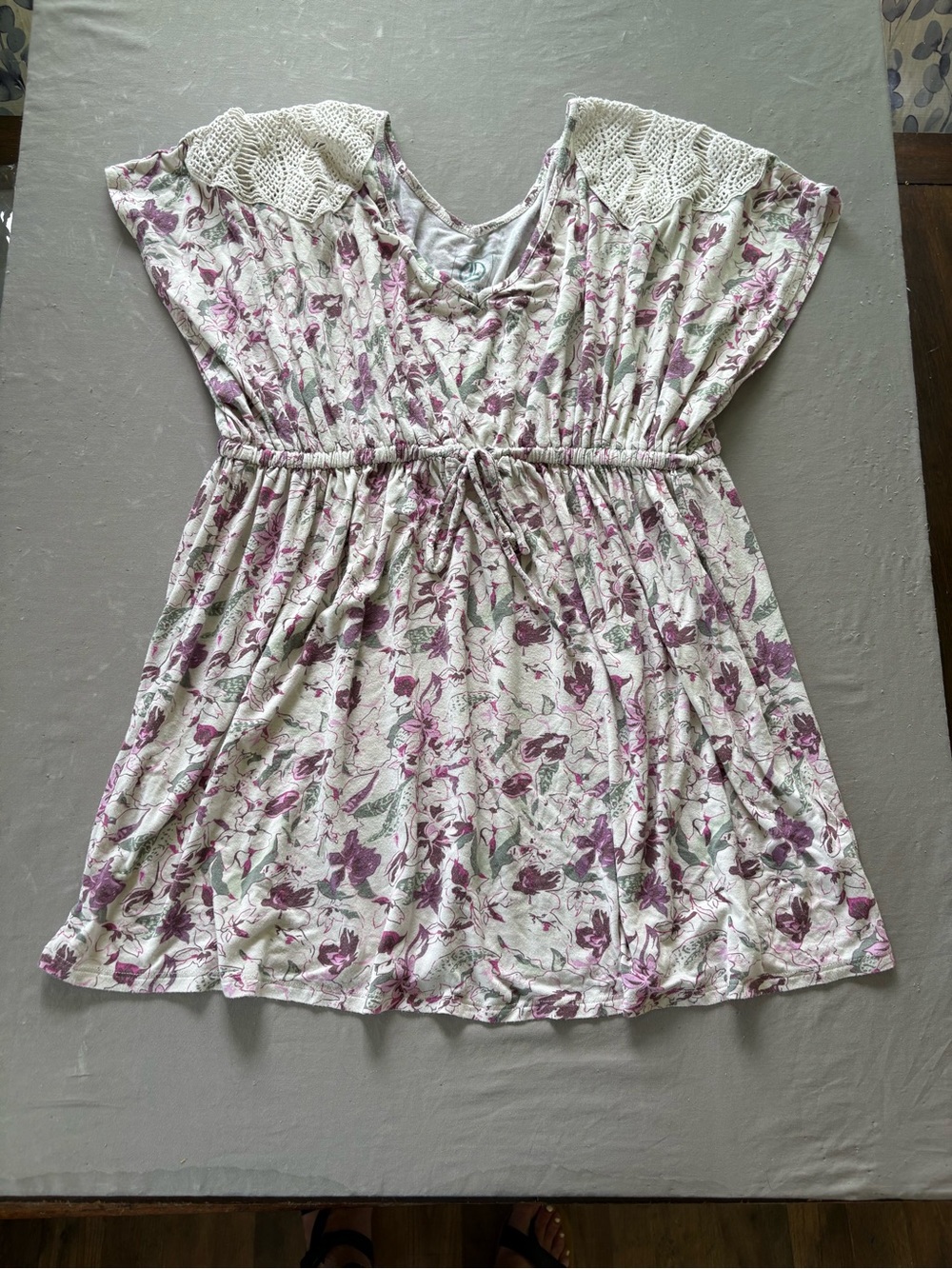 Liz Lange White Floral Tie-Waist Tunic with Mauve Print Maternity Top